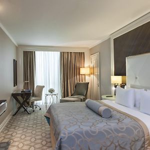 Kamer met een Queen Size Bed op de Hoek